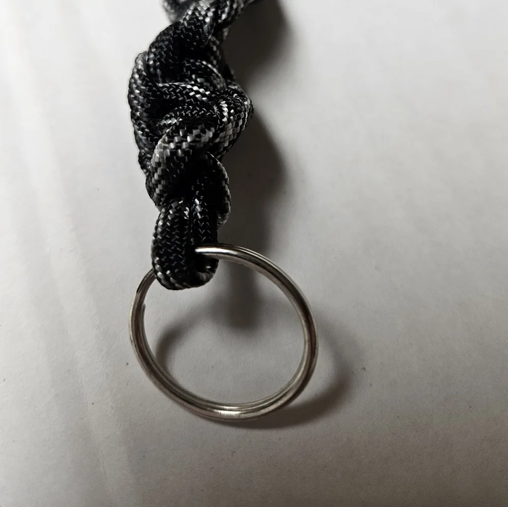 Paracord Carabiner Keychain 550 Cord Black‎ - White